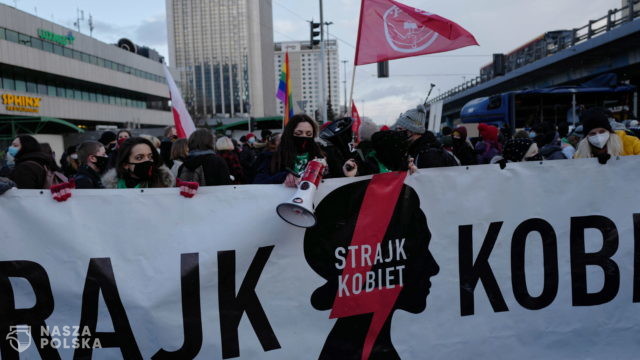 Trwa protest tzw. Strajku Kobiet w Warszawie; manifestacje też w innych miastach