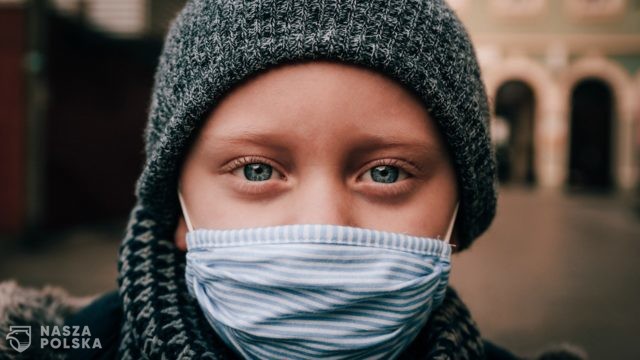 USA/ Floryda nakłada pierwsze kary na szkoły wymagające noszenia maseczek