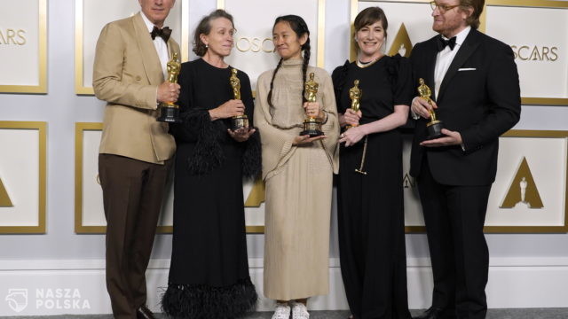 Krytyk filmowy: Oscar dla Zhao – symboliczny; brak Oscara dla Bosemana – odczytywany negatywnie