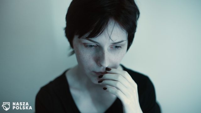 Restrykcyjne obostrzenia pandemiczne szkodzą psychice