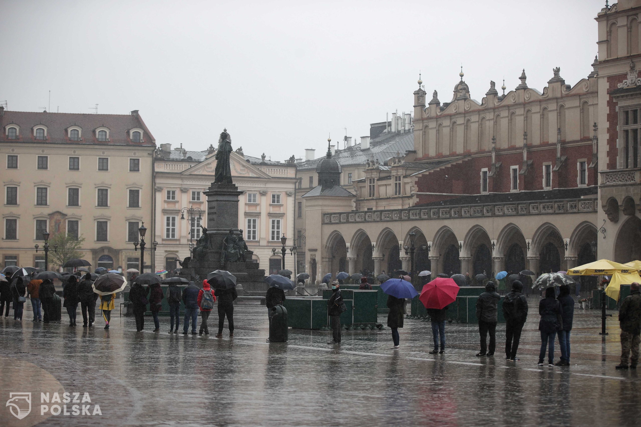 Kraków, 01.05.2021. Koronawirus w Polsce. Kolejki do punktu szczepieñ masowych przeciwko COVID-19 na Rynku G³ównym w Krakowie, 1 bm. Trwa akcja 'Zaszczep siê w Majówkê'. (kf) PAP/£ukasz G¹gulski