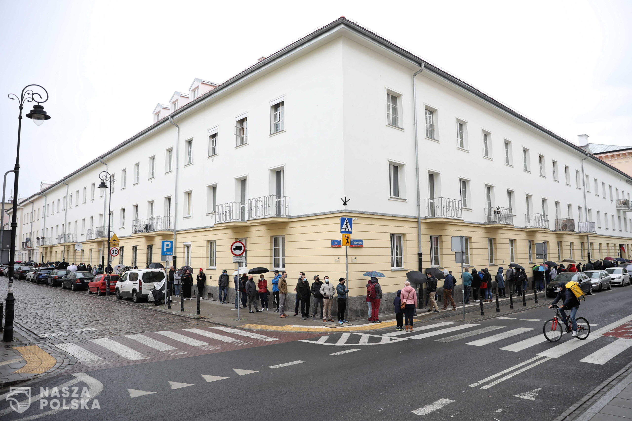 Warszawa, 01.05.2021. Koronawirus w Polsce. Kolejka do punktu szczepieñ masowych przeciwko Covid-19 na placu Bankowym w Warszawie, 1 bm. Ruszy³a ogólnopolska akcja 'Zaszczep siê w Majówkê'. (kf) PAP/Leszek Szymañski