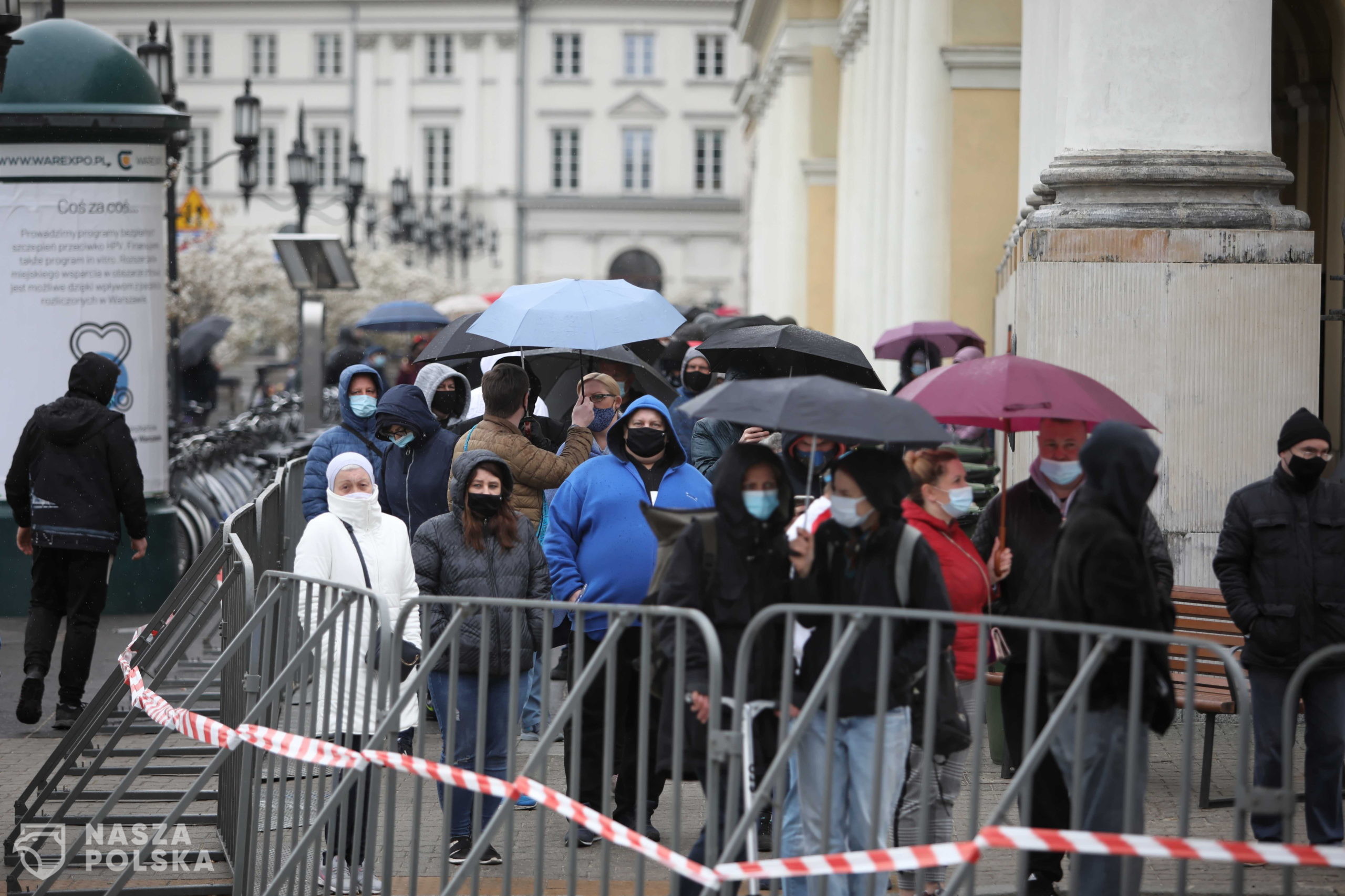Warszawa, 01.05.2021. Koronawirus w Polsce. Kolejka do punktu szczepieñ masowych przeciwko Covid-19 na placu Bankowym w Warszawie, 1 bm. Ruszy³a ogólnopolska akcja 'Zaszczep siê w Majówkê'. (kf) PAP/Leszek Szymañski