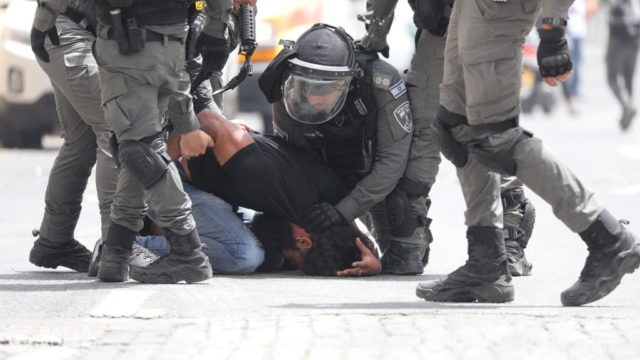 Izrael/ Ponad 320 rannych w starciach Palestyńczyków z policją w meczecie Al-Aksa