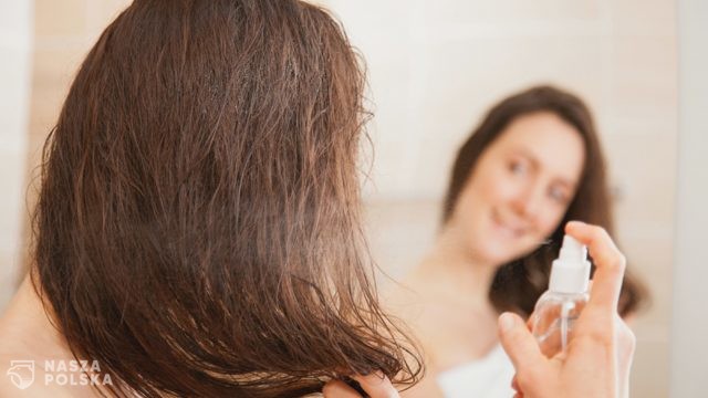 Jak stosować odżywkę w sprayu? Zobacz poradnik