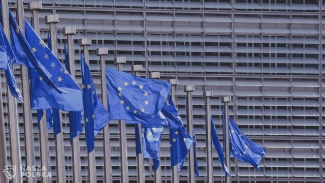 Coraz więcej Polaków uważa, że UE ogranicza naszą suwerenność