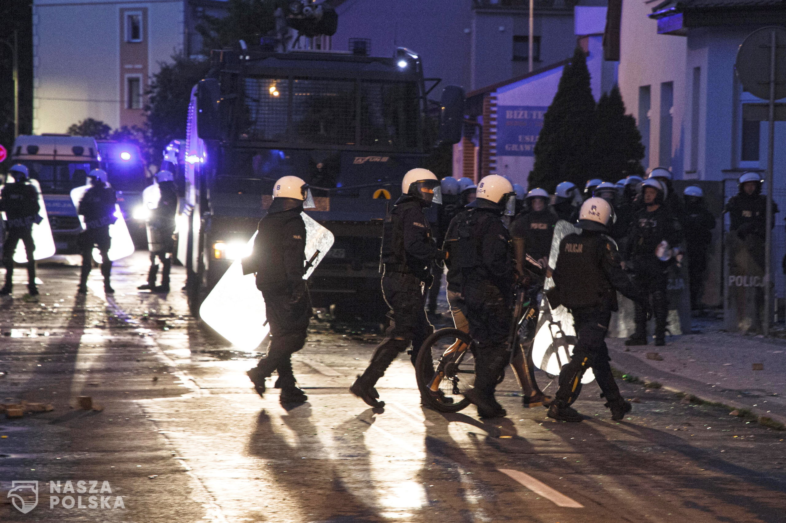 Lubin, 08.08.2021. Policja podczas protestu przed Komend¹ Powiatow¹ Policji na ul. Traugutta w Lubinie, 8 bm. W pi¹tek 6 bm. policjanci interweniowali w sprawie mê¿czyzny, który mia³ byæ pod wp³ywem narkotyków i rzucaæ w okna mieszkañców kamieniami. Policjanci po przybyciu go obezw³adnili. Protestuj¹cy uwa¿aj¹ ¿e mê¿czyzna zmar³ podczas interwencji. (aldg) PAP/Aleksander Komiñski