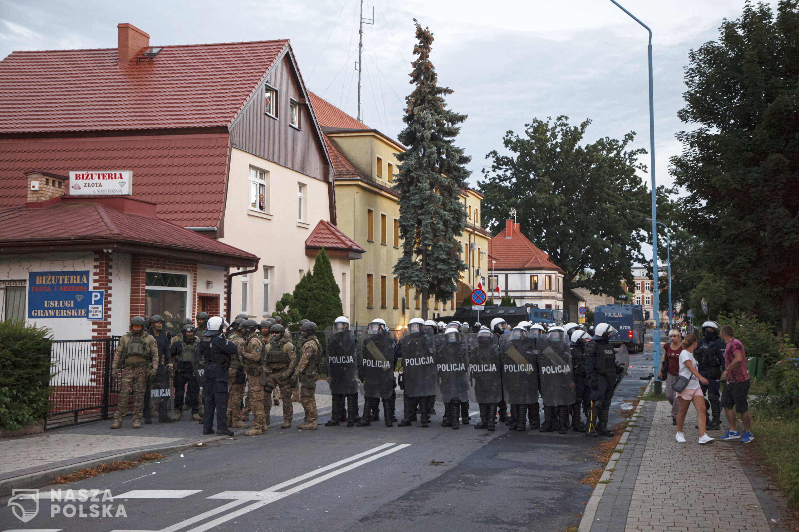 Lubin, 08.08.2021. Policja podczas protestu przed Komend¹ Powiatow¹ Policji na ul. Traugutta w Lubinie, 8 bm. W pi¹tek 6 bm. policjanci interweniowali w sprawie mê¿czyzny, który mia³ byæ pod wp³ywem narkotyków i rzucaæ w okna mieszkañców kamieniami. Policjanci po przybyciu go obezw³adnili. Protestuj¹cy uwa¿aj¹ ¿e mê¿czyzna zmar³ podczas interwencji. (aldg) PAP/Aleksander Komiñski