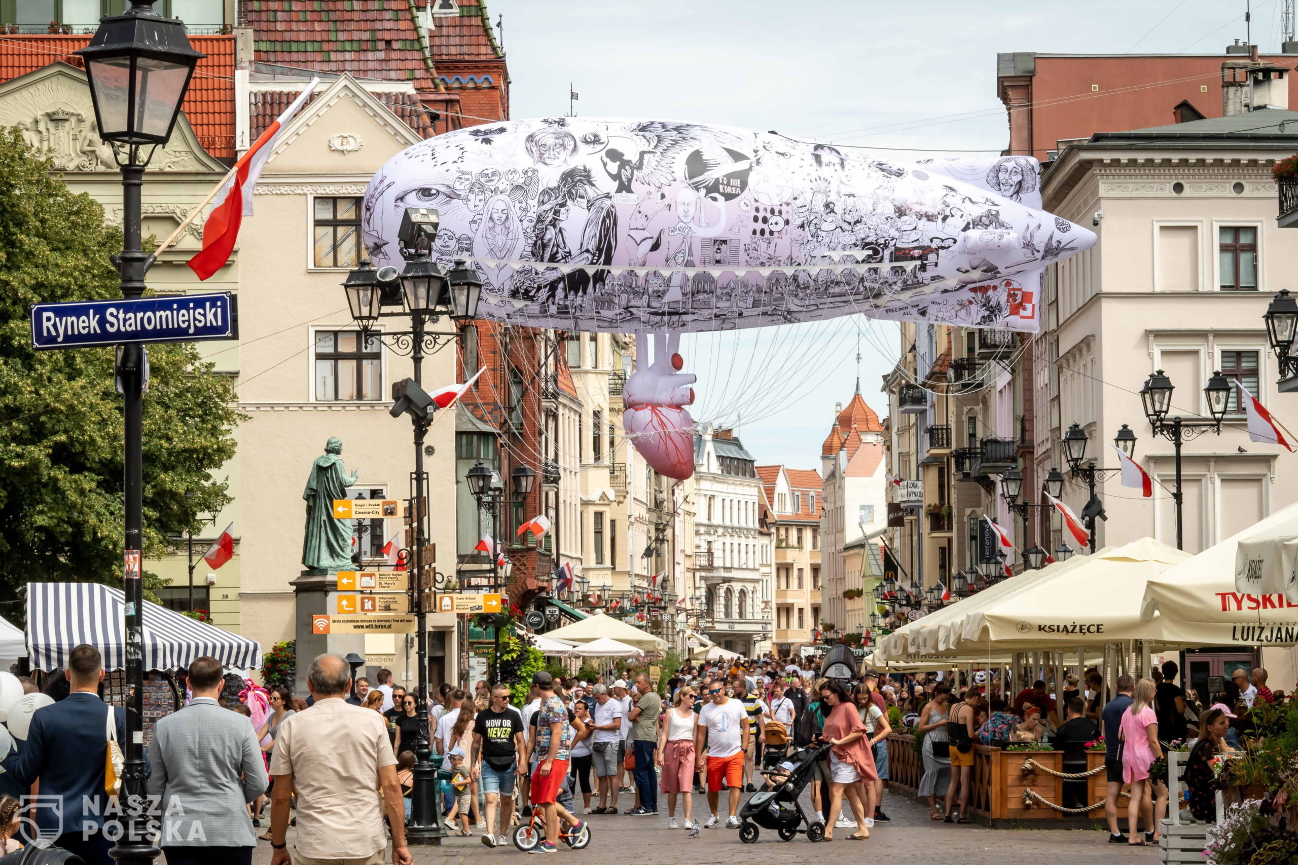 Toruñ, 14.08.2021. Sterowiec Wolnoæ przed Dworem Artusa w Toruniu, 14 bm. Projekt dofinansowano w ramach Programu Centrum Rzeby Polskiej w Oroñsku pn. Rzeba w przestrzeni publicznej dla Niepodleg³ej  2021". (sko) PAP/Tytus ¯mijewski