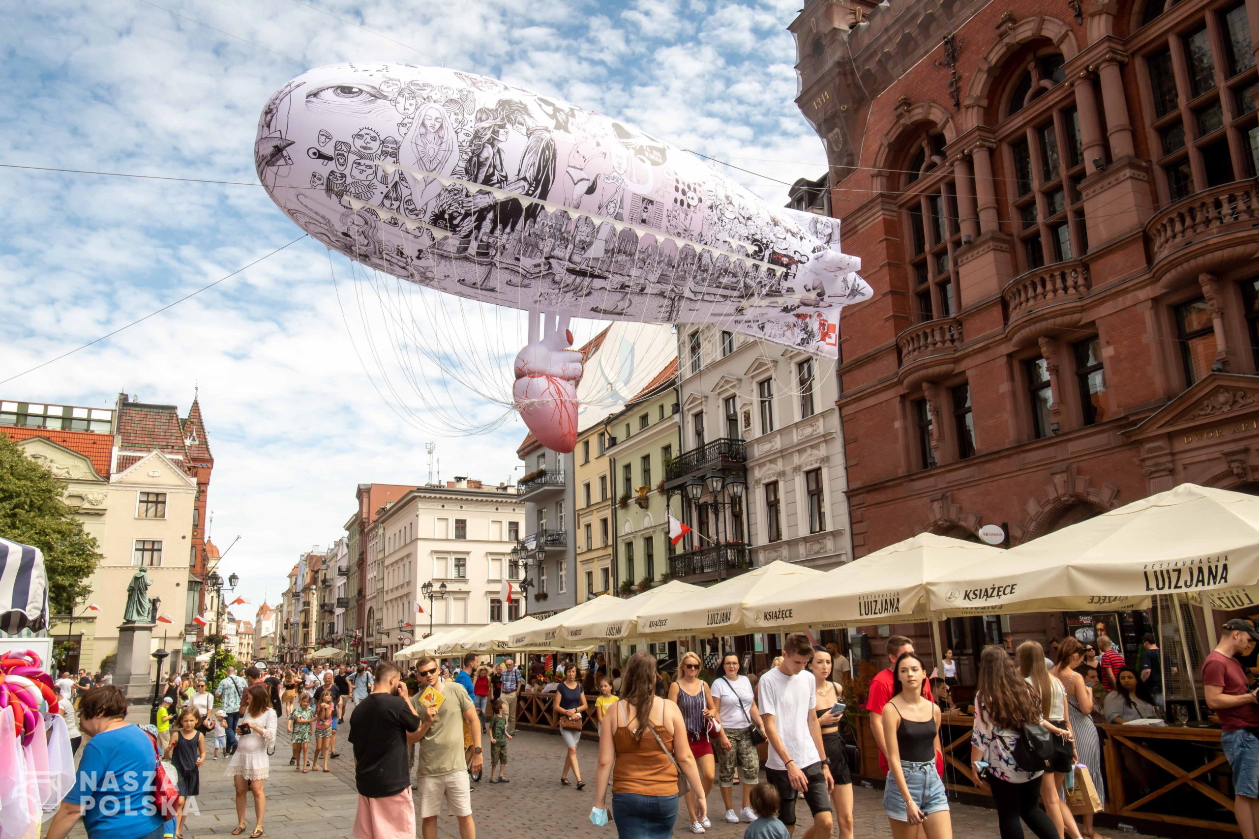 Toruñ, 14.08.2021. Sterowiec Wolnoæ przed Dworem Artusa w Toruniu, 14 bm. Projekt dofinansowano w ramach Programu Centrum Rzeby Polskiej w Oroñsku pn. Rzeba w przestrzeni publicznej dla Niepodleg³ej  2021". (sko) PAP/Tytus ¯mijewski
