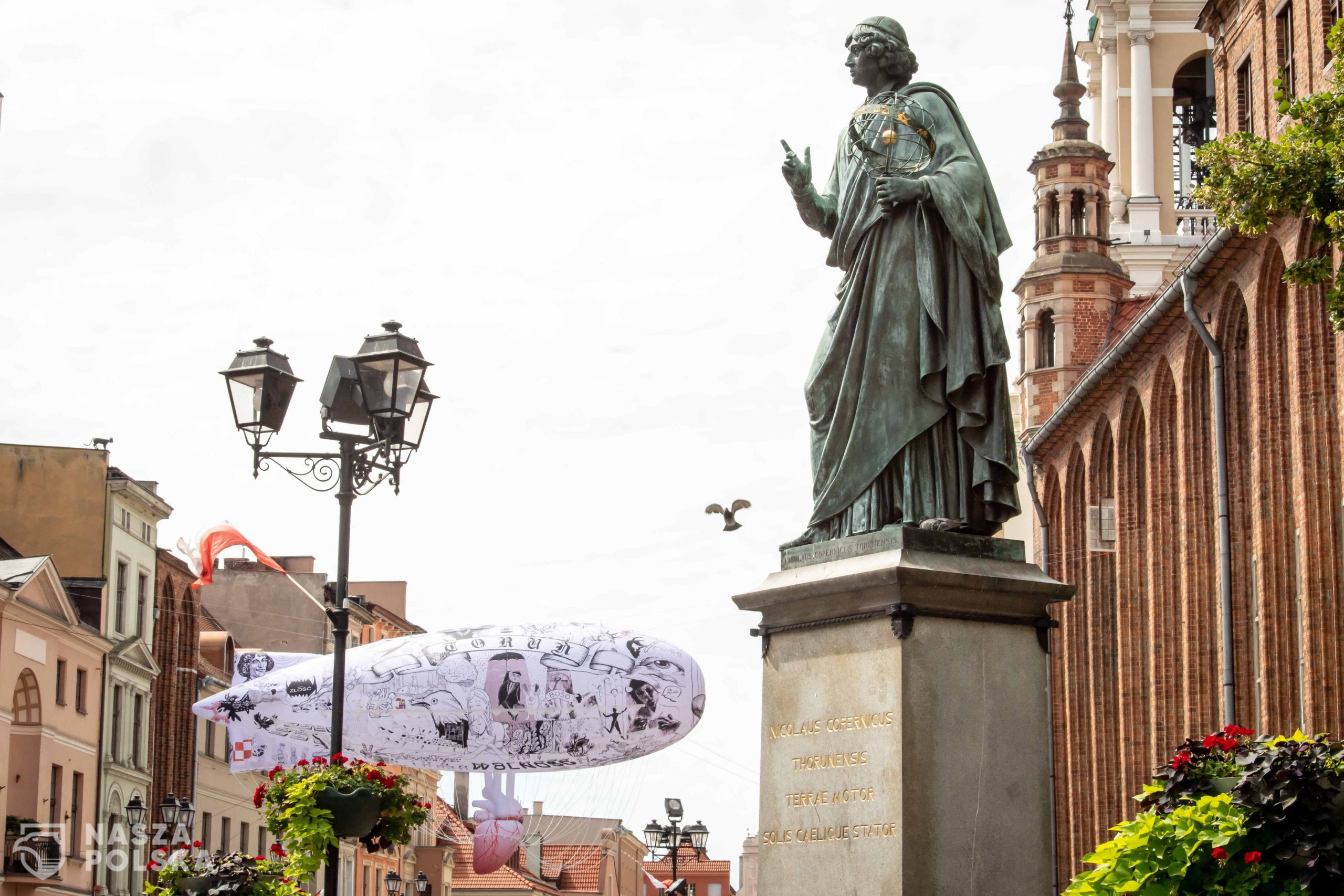 Toruñ, 14.08.2021. Sterowiec Wolnoæ przed Dworem Artusa w Toruniu, 14 bm. Projekt dofinansowano w ramach Programu Centrum Rzeby Polskiej w Oroñsku pn. Rzeba w przestrzeni publicznej dla Niepodleg³ej  2021". (sko) PAP/Tytus ¯mijewski