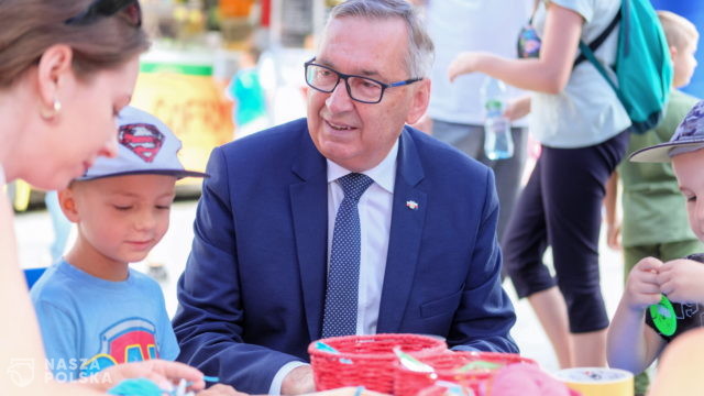 Szwed: polska rodzina ma się dziś lepiej niż wiele lat temu