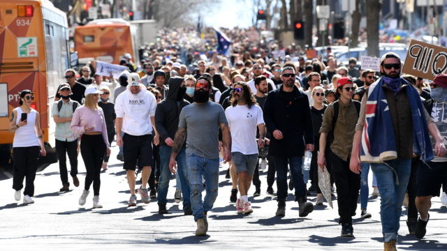 [FILM] Australia/ Fala protestów przeciwko segregacji sanitarnej