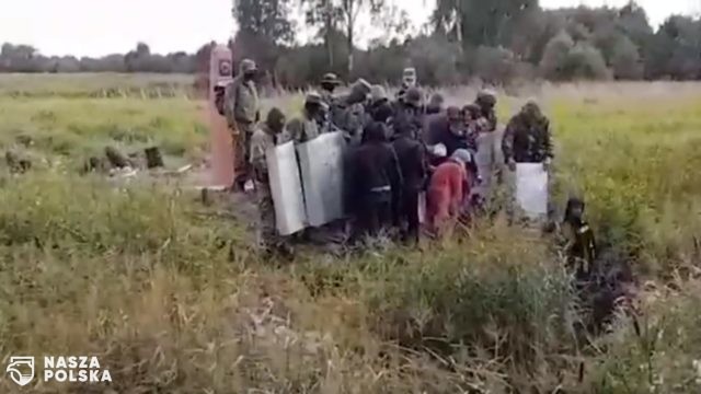 Żaryn: wśród migrantów rozpuszczane są plotki, że przyjadą po nich autobusy z Niemiec
