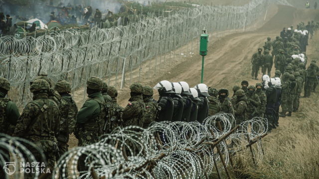 Czy migranci są zaszczepieni? Analiza kryzysu i kilka pomysłów do wykorzystania na granicy z Białorusią.