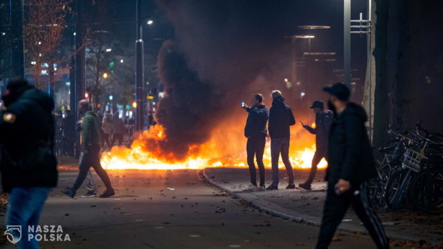 Holandia/ Nocne starcia przeciwników obostrzeń z policją w kilku miastach