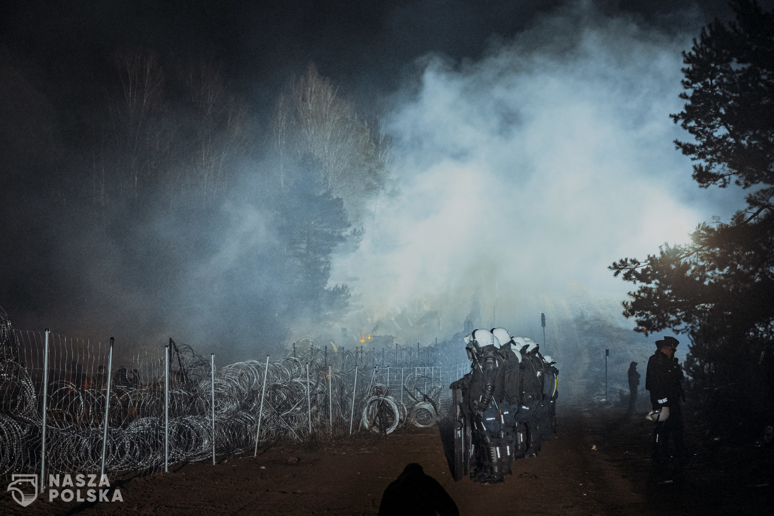 08.11.2021 KUZNICA
PRZEJSCIE GRANICZNE KUZNICA BIALOSTOCKA KRYZYS MIGRACYJNY IMIGRANCI DUZA GRUPA PRZY PASIE GRANICZNYM MIEDZY POLSKA A BIALORUSIA
FOT.BARTEK SYTA
