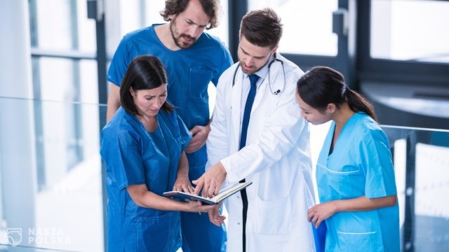 MZ: Od 2 lutego izolacja dla medyków i mundurowych 7 dni, w 5 dniu test zwalniający