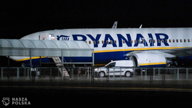 Akcja służb na lotnisku w Modlinie; podejrzenie podłożenia ładunku wybuchowego w samolocie