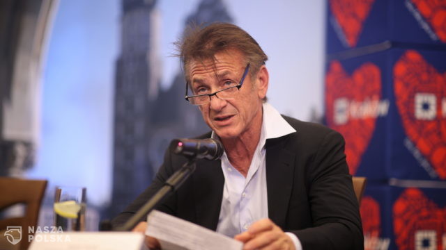 Sean Penn podpisał umowę z miastem Kraków ws. pomocy uchodźcom