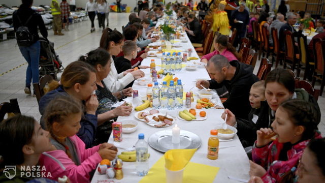 Przemyśl: ok. 200 uchodźców na śniadaniu wielkanocnym w Centrum Pomocy Humanitarnej