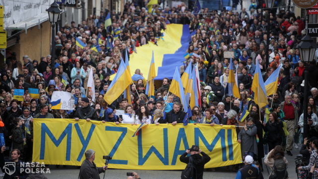 Kraków: olbrzymia flaga i śpiew – marsz solidarności z Ukrainą