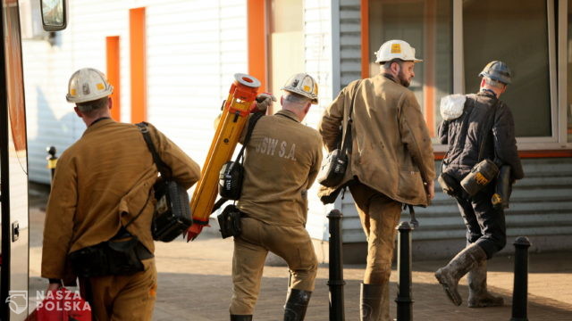 Ratownicy namierzyli sygnały z lamp czterech górników poszukiwanych po wstrząsie w Zofiówce