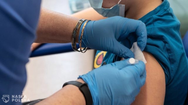 Niedzielski: po trzech miesiącach pobytu w kraju obywateli Ukrainy obowiązuje ten sam obowiązek szczepień, co Polaków