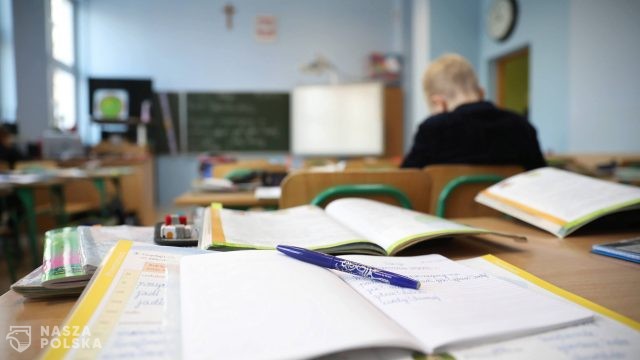 Rok szkolny 2021/2022: drugi rok edukacji w pandemii i uchodźcy z Ukrainy w polskich szkołach i przedszkolach