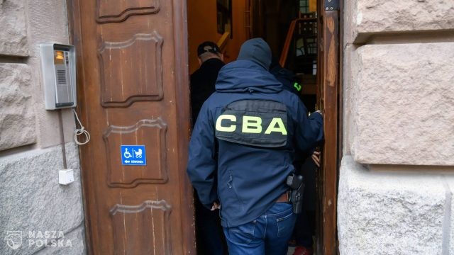 CBA zatrzymało trzy osoby podejrzewane o oszustwa podatkowe na VAT przy obrocie paliwami