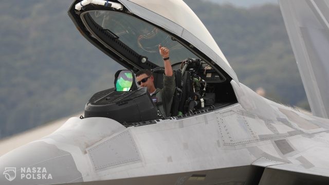 MON: piloci F-22 Raptor, stacjonujących w Łasku, będą szkolić się z polskimi pilotami