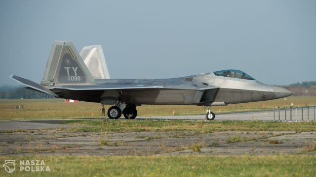 Szef MON: amerykańskie myśliwce F-22 Raptor wylądowały w Łasku