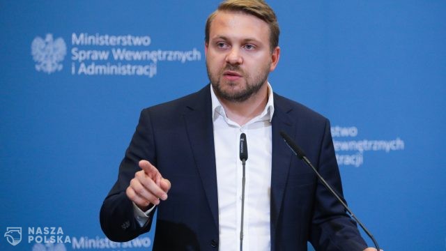 Ozdoba o Sikorskim: Wyrzucić go na zbity ryj i skończyć z nim dyskusję