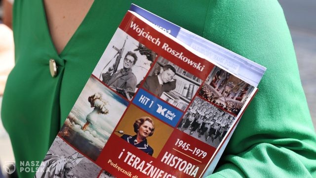 Onet: Czarnek złożył pozew przeciwko Tuskowi; chodzi o słowa dotyczące in vitro w podręczniku do HiT