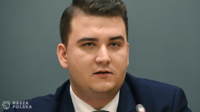 Misiewicz złożył apelację ws. nielegalnej reklamy wódki na Twitterze; chce uniewinnienia