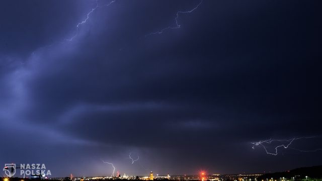IMGW ostrzega przed burzami z gradem, którym mogą towarzyszyć bardzo silne deszcze