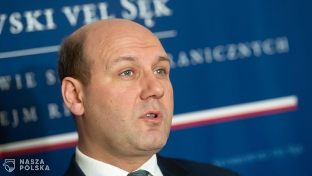 Szynkowski vel Sęk o reparacjach: jesteśmy przygotowani na długą perspektywę działań