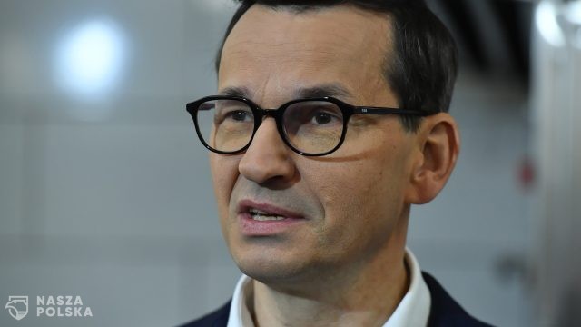 Protest przed TVP/ Morawiecki: To kpina z demokracji i narodu polskiego
