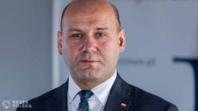 Szynkowski vel Sęk: Tusk próbuje upolitycznić sprawę migracji zarobkowej, która jest potrzebą rynku