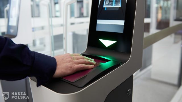 Bramki do automatycznej odprawy pasażerów na gdańskim lotnisku