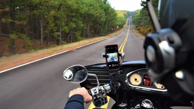 Polacy coraz chętniej podróżują motorem po Europie