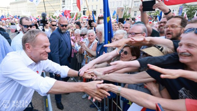 Tusk o PiS: Ta władza to seryjni zabójcy kobiet