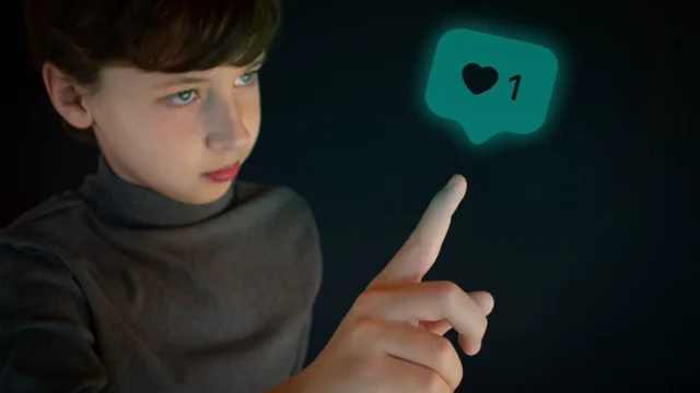 Dlaczego media społecznościowe mogą obniżać samopoczucie Twojego dziecka?