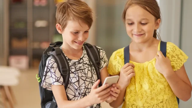 Czarnek: Uczniowie powinni mieć zakaz korzystania ze smartfonów w szkołach